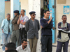 Algeria / Algerie - El Oued: idle men killing time - photo by J.Kaman