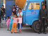 Algeria / Algerie - El Oued: girls and blue truck - photo by J.Kaman