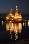 Caspian sea: Deep Water Guneshli Platform - Azeri-Chirag-Guneshli (ACG) oil field - nocturnal - photo by J.Fitzpatrick