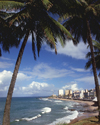 Brazil / Brasil - Salvador da Bahia: Atlantic sea front - Farol Beach with the lighthouse at its end - tropical view - Praia do Farol - Farol da Barra ao fundo - photo by L.Moraes