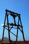 Pedra Lume, Sal island, Cape Verde / Cabo Verde: contraption at the natural salt evaporation ponds - dispositvo nas salinas - photo by R.Resende