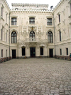 Czech Republic - Hluboka nad Vltavou (Southern Bohemia - Jihocesk - Budejovick kraj): Schwarzenberg castle - inner court - Schloss Frauenberg - photo by J.Kaman