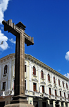 Quito, Ecuador: stone cross of the Compaia de Jesus church, Cafetera  Modelo and Maria Augusta Urrutia house museum - corner of  Calle Antnio Jos Sucre and Calle Gabriel Garcia Moreno - photo by M.Torres