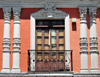 Quito, Ecuador: Plaza de la Merced - detail of faade with wrought iron balcony - Calle Cuenca - photo by M.Torres