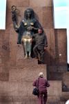 Egypt - Alexandria: posing at the Saad Zaghloul monument / midan Saad Zaghloul (photo by John Wreford)