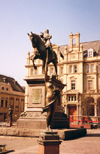 Leeds / LBA (West Yorkshire): liberty under a medieval knight - The Black Prince - City Square(photo by Miguel Torres)