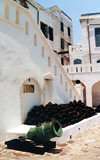 Cape Coast / Cabo Corso, Ghana / Gana: castle - court - mortar and cannon balls - old Portuguse artillery - Unesco world heritage - photo by G.Frysinger