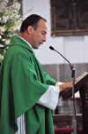 Ciudad de Guatemala / Guatemala city: priest celebrates Holy Mass at the Metropolitan Cathedral - Eucharistic Liturgy - Catedral Metropolitana - photo by M.Torres