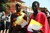 Bissau, Guinea Bissau / Guin Bissau: Avenida Amlcar Cabral, Carnival, young woman and man parading / Avenida Amilcar Cabral, Carnaval, jovem mulher e homem a desfilar - photo by R.V.Lopes