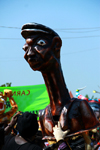 Bissau, Guinea Bissau / Guin Bissau: 3 de Agosto Avenue, Carnival, parade, mask of portuguese policeman from the colonial period / Avenida do 3 de Agosto, carnaval, desfile, mscara polcia portugus do perodo colonial - photo by R.V.Lopes