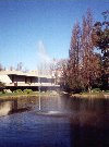 Lisbon: Gulbenkian foundation - by the pond / jacto de agua e lago - photo by M.Durruti