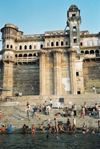 India - Varanasi / Benares (Uttar Pradesh): the river and the palace (photo by J.Kaman)