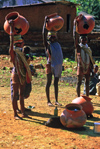 Orissa: Kondh women of bring pottery to the market - photo by E.Petitalot