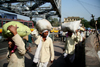 Calcutta / Kolkata, West Bengal, India: Rabindra Setu / Howrah Bridge over the Hooghly River - day labourers working on the bridge - cantilever truss bridge - photo by G.Koelman