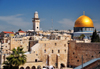 Jerusalem, Israel: Dome of the Rock, Western Wall and the Ghawanima Minaret - northeast corner of the Western Wall plaza and Temple Mount (Esplanade of the Mosques) - Arab quarter in the background - photo by M.Torres