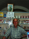 Italy / Italia - Venosa (Basilicata): tobacco shop - working (photo by Emanuele Luca)