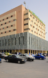 Nouakchott, Mauritania: traffic and people in the business district - busy corner of Gamal Abdel Nasser avenue and Mohamed el Habib street - BMCI, Mauritanian Bank for International Commerce / Banque Mauritanienne pour le Commerce International - photo by M.Torres