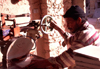 Morocco / Maroc - Agadir: cutting tiles - Medina - photo by F.Rigaud