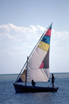 Mozambique / Moambique - Pemba: fishermen set sail / pescadores - photo by F.Rigaud