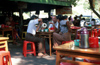 Myanmar - Yangon: al fresco tea house - photo by W.Allgwer - Kein Tag ohne Teestube. Allein in Yangon soll es nach Schtzung Einheimischer fast 2000 Teestuben geben. berdacht, unter offenen Himmel oder im Schatten von Bumen laden sie mit einfachen, oft