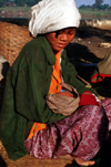 Myanmar - Mandalay: young mother with baby by the roadside - photo by W.Allgwer - Eine junge Mutter stillt ihr Baby am Strassenrand. Das soziale Netz in Myanmar ist grobmaschig, weshalb viele hilfsbedrftige Menschen weit unter dem Existenzminimum leben.