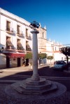 Olivena: o pelorinho com esfera armilar - em fundo o restaurante Dosca / the pillory - photo by M.Durruti