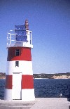 Portugal - Algarve - Sagres (Concelho de Vila do Bispo): farol na entrada do porto de abrigo - photo by T.Purbrook