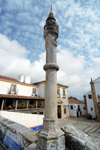 bidos, Portugal: pillory on Rua Direita, overlooking Sta Maria square - pelorinho na Rua Direita e o Largo de Santa Maria - photo by M.Durruti