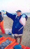 Costa da Caparica (Concelho de Almada): um pescador a vender o seu peixe