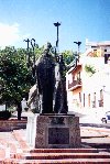 Puerto Rico - San Juan: Plazuela de la Rogativa - bishop leading a torchlight procession  to frighten off the British - sculptured by Lindsay Daen (photo by M.Torres)