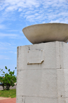 So Tom, So Thom and Prncipe / STP: pedestal of the Pero Escobar statue, now replaced by an empty bowl, symbolizing independence / Praa da Independncia - pedestal da Esttua de Pero Escobar, agora substituida por uma tigela vazia, smbolo da Independncia - photo by M.Torres