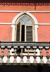 So Tom, So Tom and Prncipe / STP: ogival window and colonial balcony with balustrade / janela ogival com venezianas e varanda colonial com balastres - Rua de Moambique - photo by M.Torres