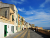 Alghero / L'Alguer, Sassari province, Sardinia / Sardegna / Sardigna: Bastioni Marco Polo - pedestrian area along the old Aragonese-Catalan ramparts, a favourite for lazy afternoons - photo by M.Torres