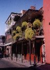 New Orleans (Louisiana): colonial veranda in the Big Easy - French quarter - Crescent City - Vieux Carre Historic District (photo by M.Torres)